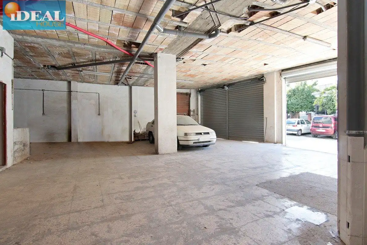 Business premises for sale in Residencial Triana - Barrio Alto