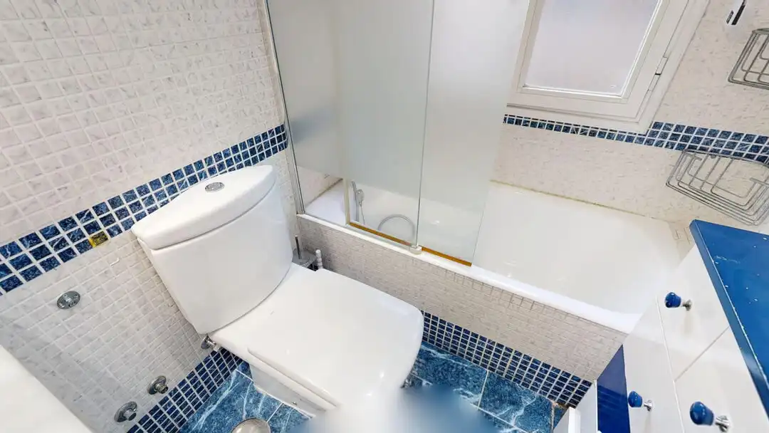 Badezimmer von Wohnung zur Miete in Majadahonda mit Klimaanlage, Heizung und Privatgarten