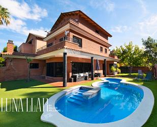 Vista exterior de Casa o xalet en venda en Castelldefels amb Aire condicionat, Terrassa i Piscina