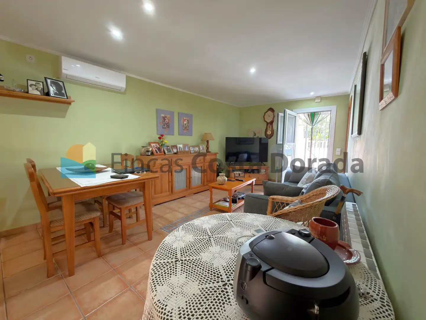 Sala d'estar de Casa o xalet en venda en Cubelles amb Aire condicionat, Jardí privat i Terrassa