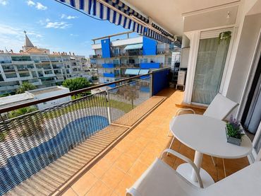 Apartamento con piscina en venta en Puerto Marina 2