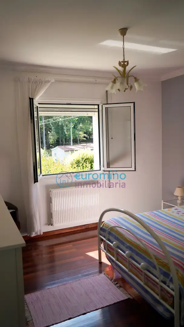 Schlafzimmer von Haus oder Chalet zum Verkauf in Salvaterra de Miño mit Parkett, Terrasse und Abstellraum