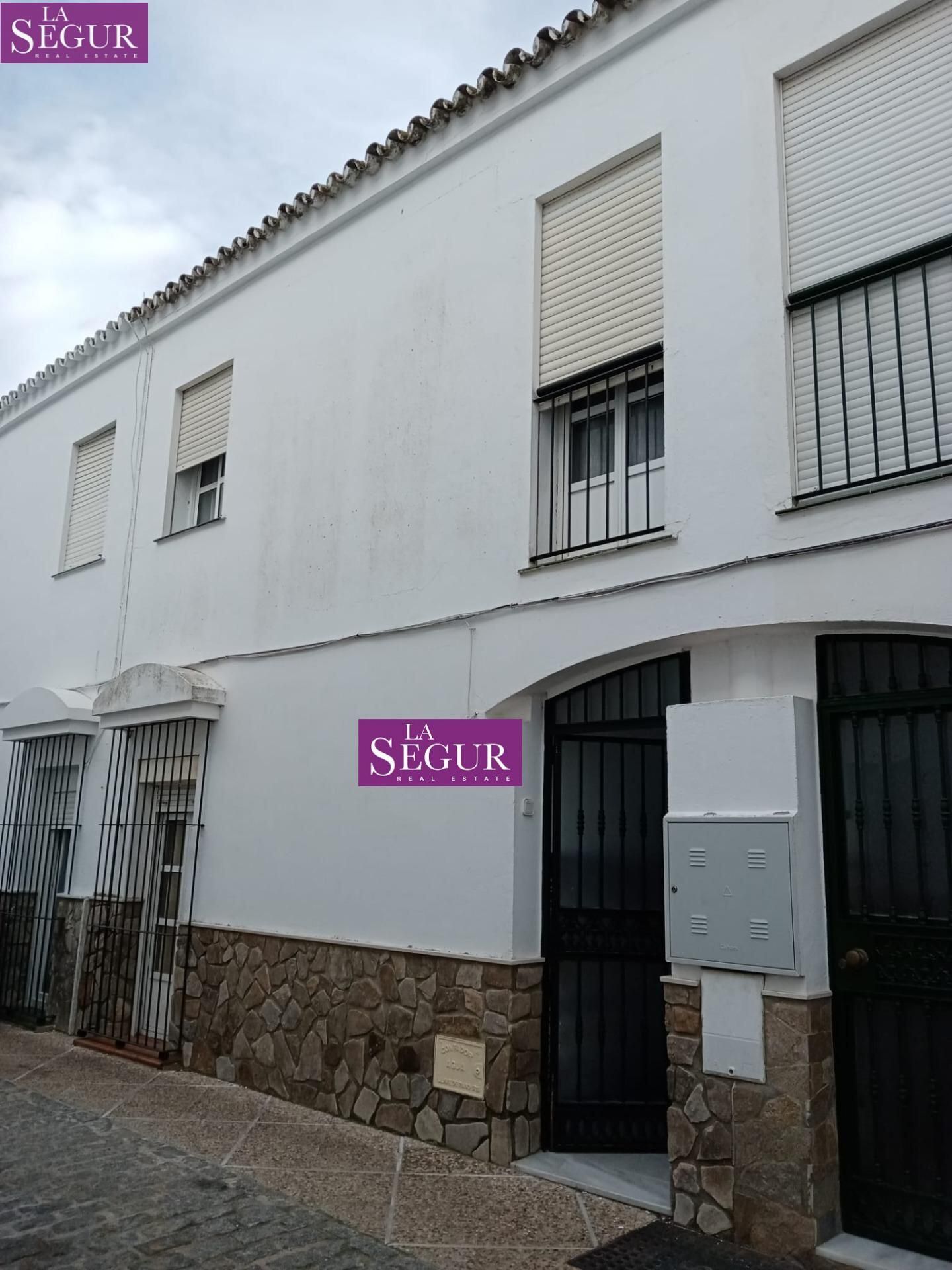 Vista exterior de Casa adosada en venda en Medina-Sidonia amb Traster i Balcó