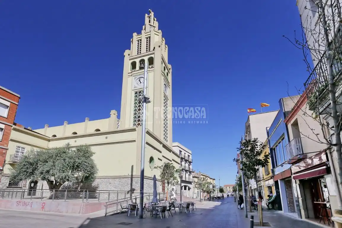 Vista exterior de Casa adosada en venda en Montcada i Reixac amb Balcó