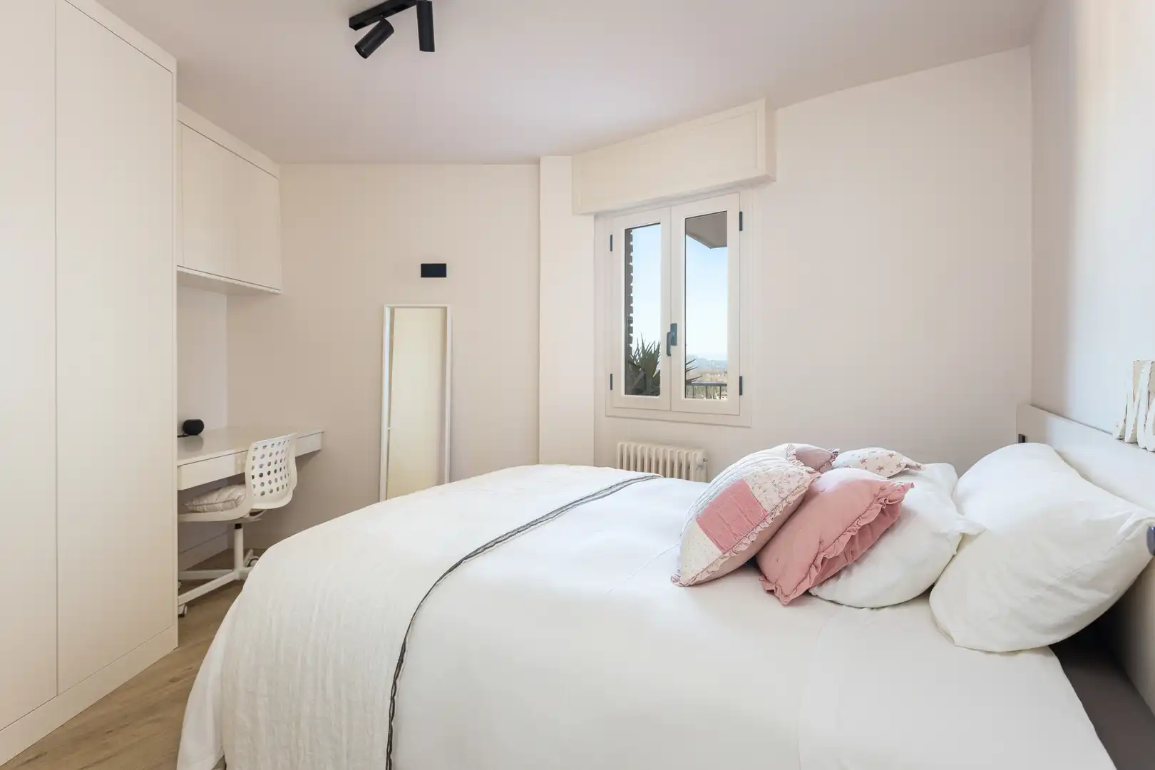 Schlafzimmer von Dachboden zum Verkauf in Figueres mit Klimaanlage, Heizung und Parkett
