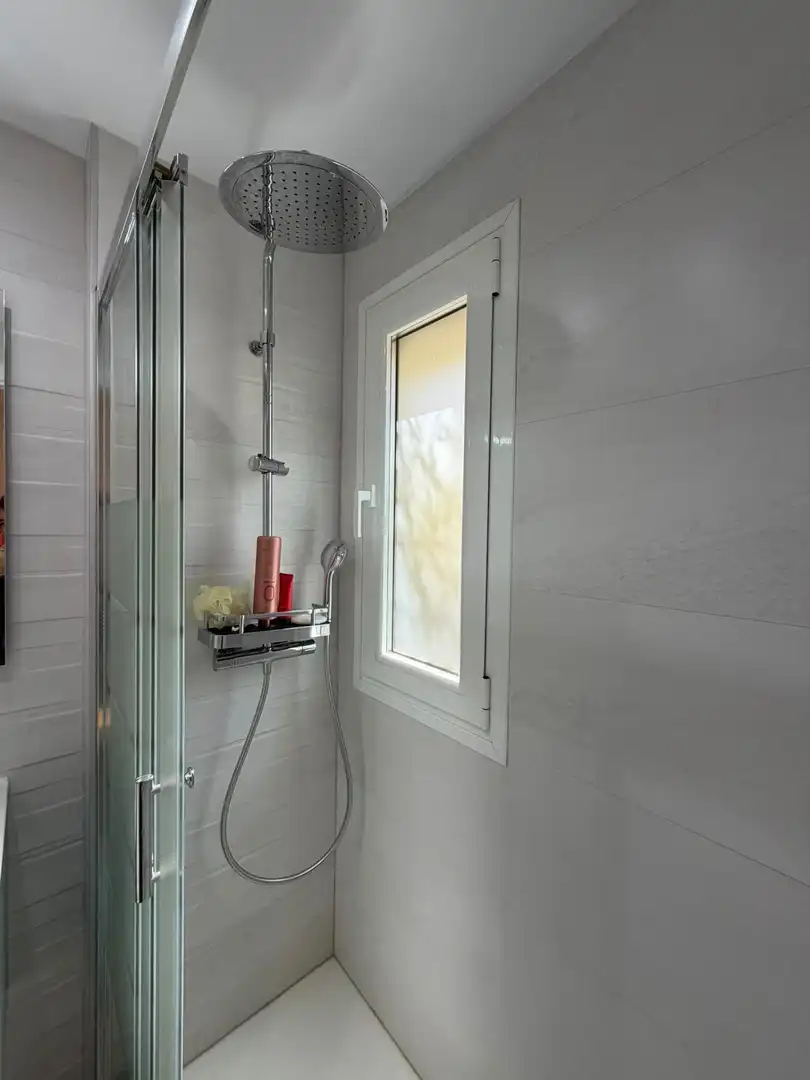 Badezimmer von Wohnung zur Miete in Madrid mit Heizung, Privatgarten und Parkett