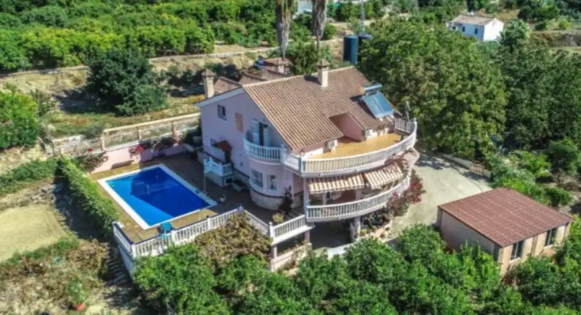 Casa rústica amb piscina en venda a Coín