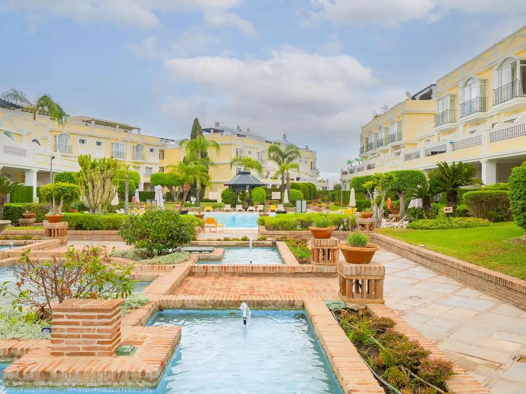 Vista exterior de Dúplex en venta en Marbella con Piscina