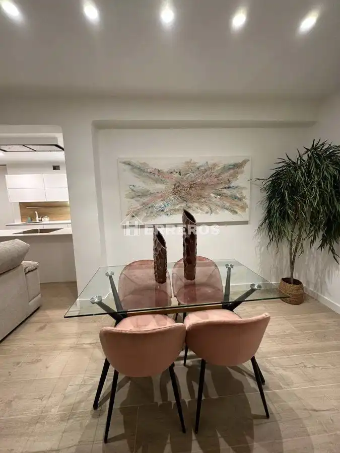 Menjador de Apartament en venda en  Logroño amb Calefacció, Parquet i Moblat