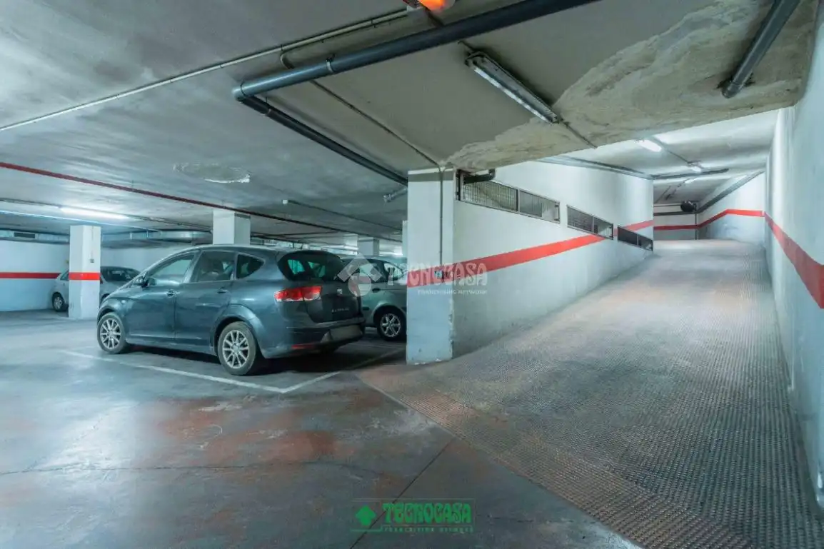 Aparcament de Pis en venda en Almería amb Aire condicionat