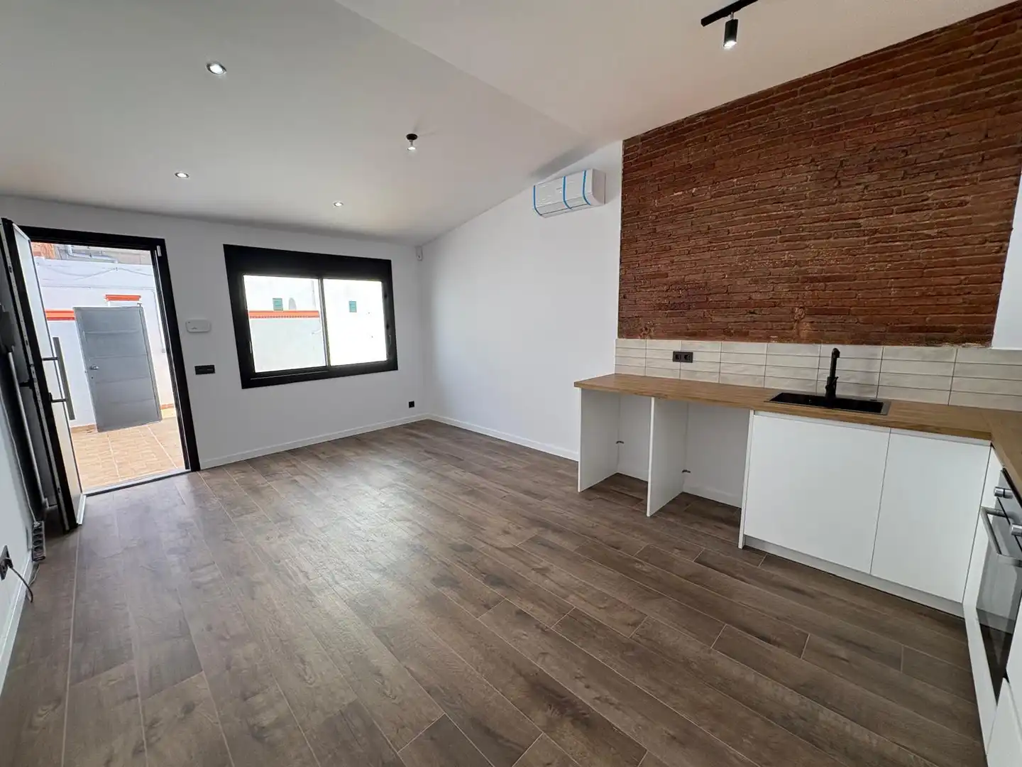 Casa aparellada en venda a Centre - Sant Oleguer