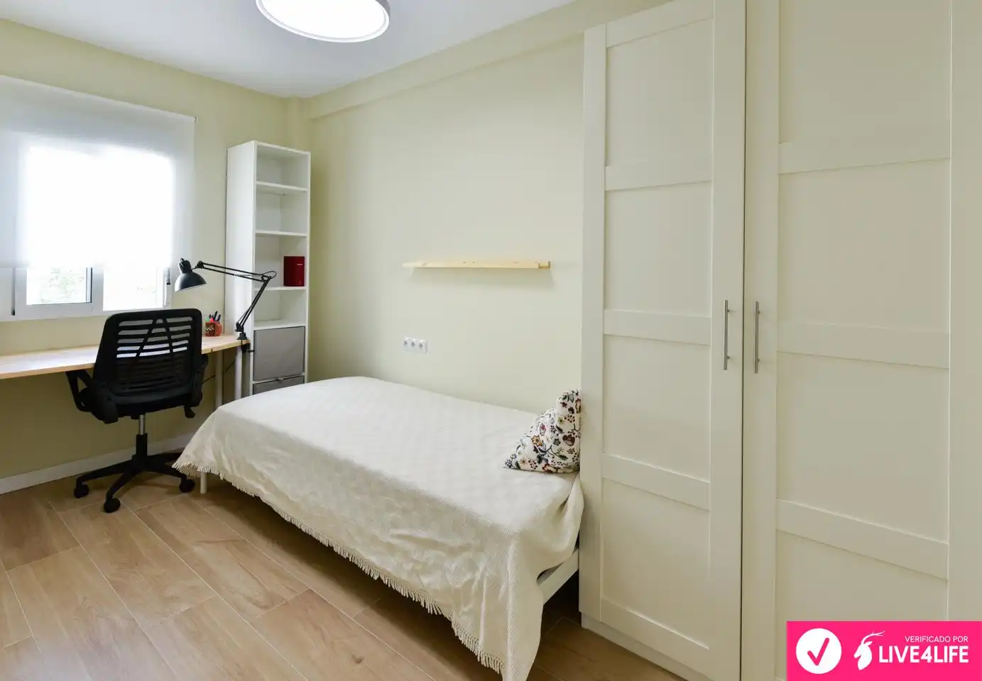 Bedroom of Flat for rent in Sevilla  with Air Conditioner, Furnished and Balcony