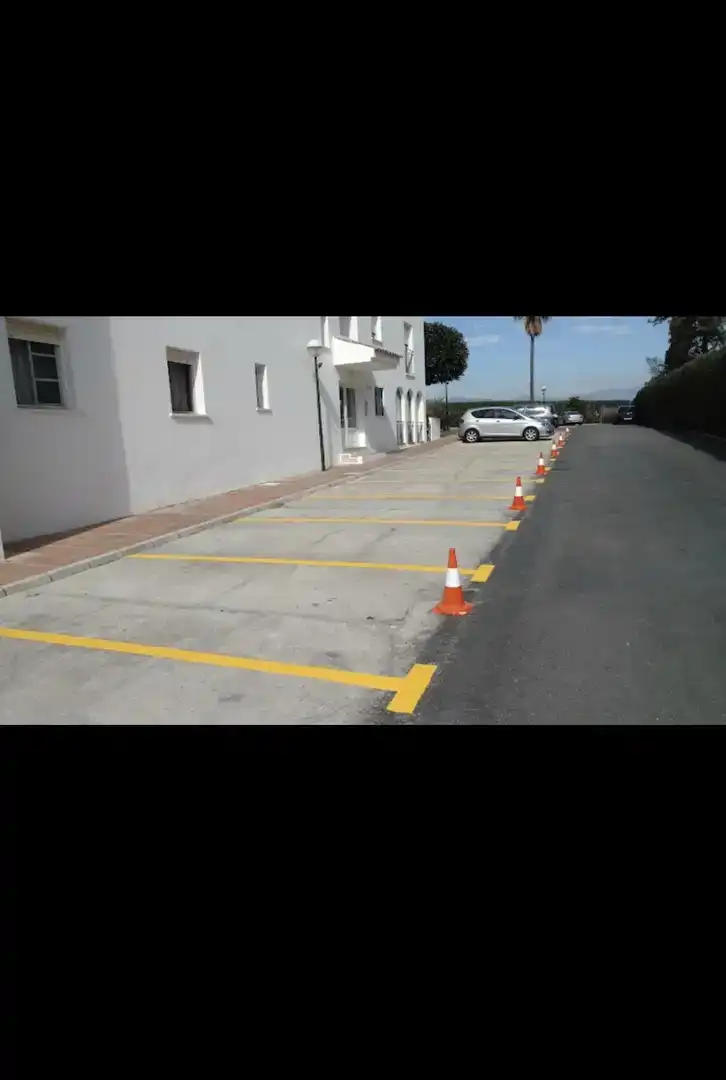 Parkplatz von Wohnung zur Miete in Estepona mit Klimaanlage und Schwimmbad