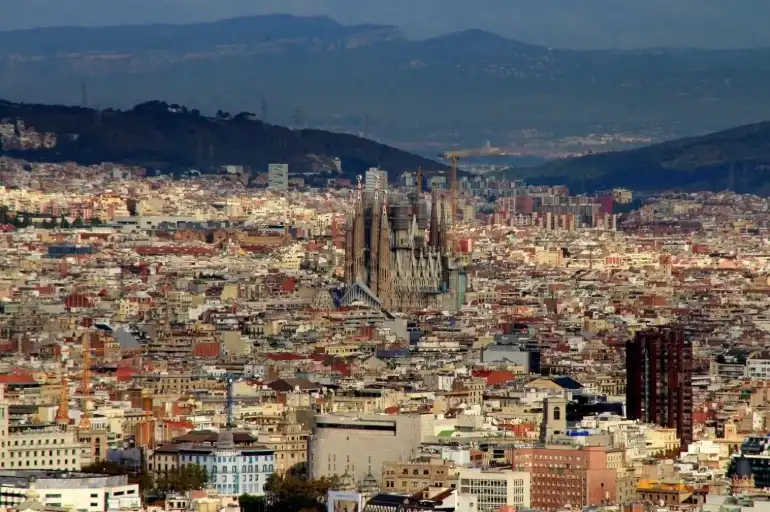 Vista exterior de Edifici en venda en Barcelona