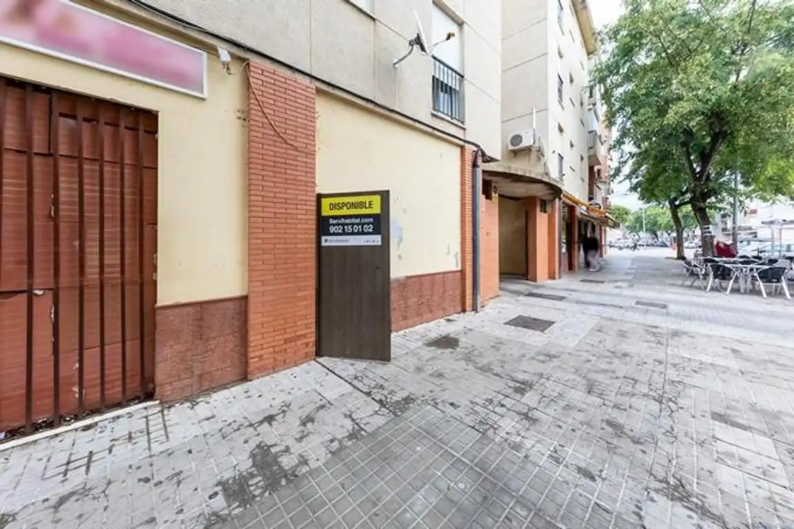 Vista exterior de Edificio en venta en Sevilla con Alarma