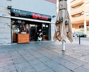 Vista exterior de Local en traspas en Terrassa amb Aire condicionat i Terrassa