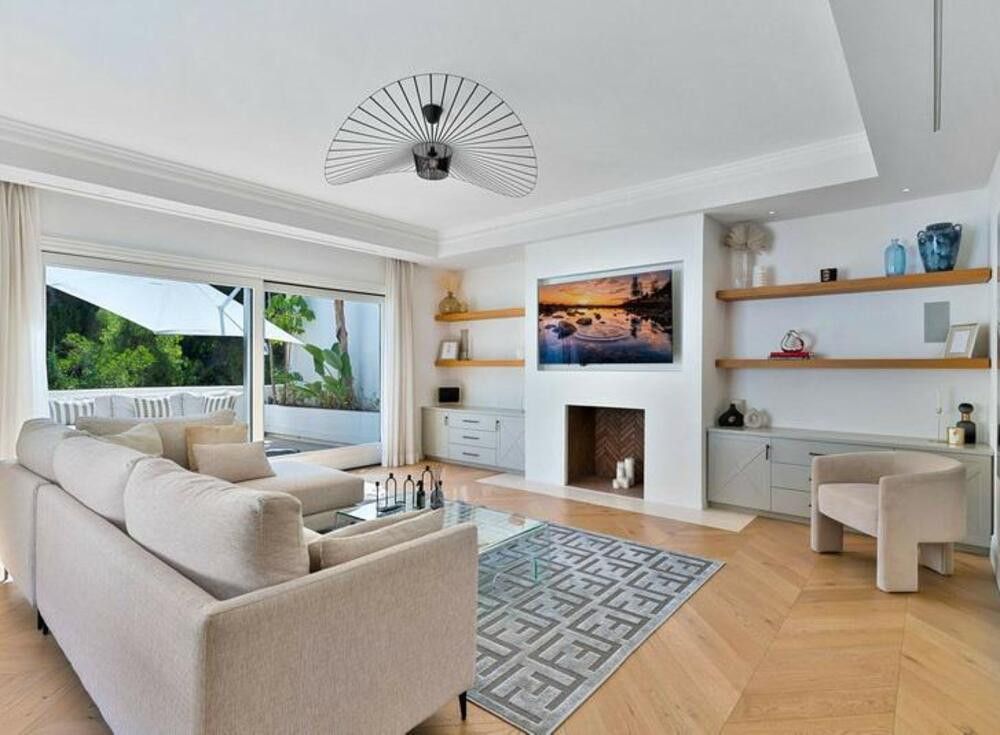 Sala d'estar de Casa adosada en venda en Marbella amb Aire condicionat, Calefacció i Jardí privat