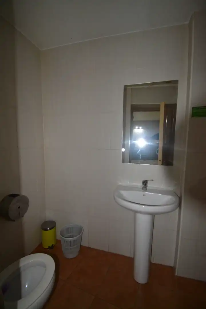Badezimmer von Geschaftsraum zum Verkauf in Malpartida de Plasencia mit Klimaanlage, Heizung und Möbliert