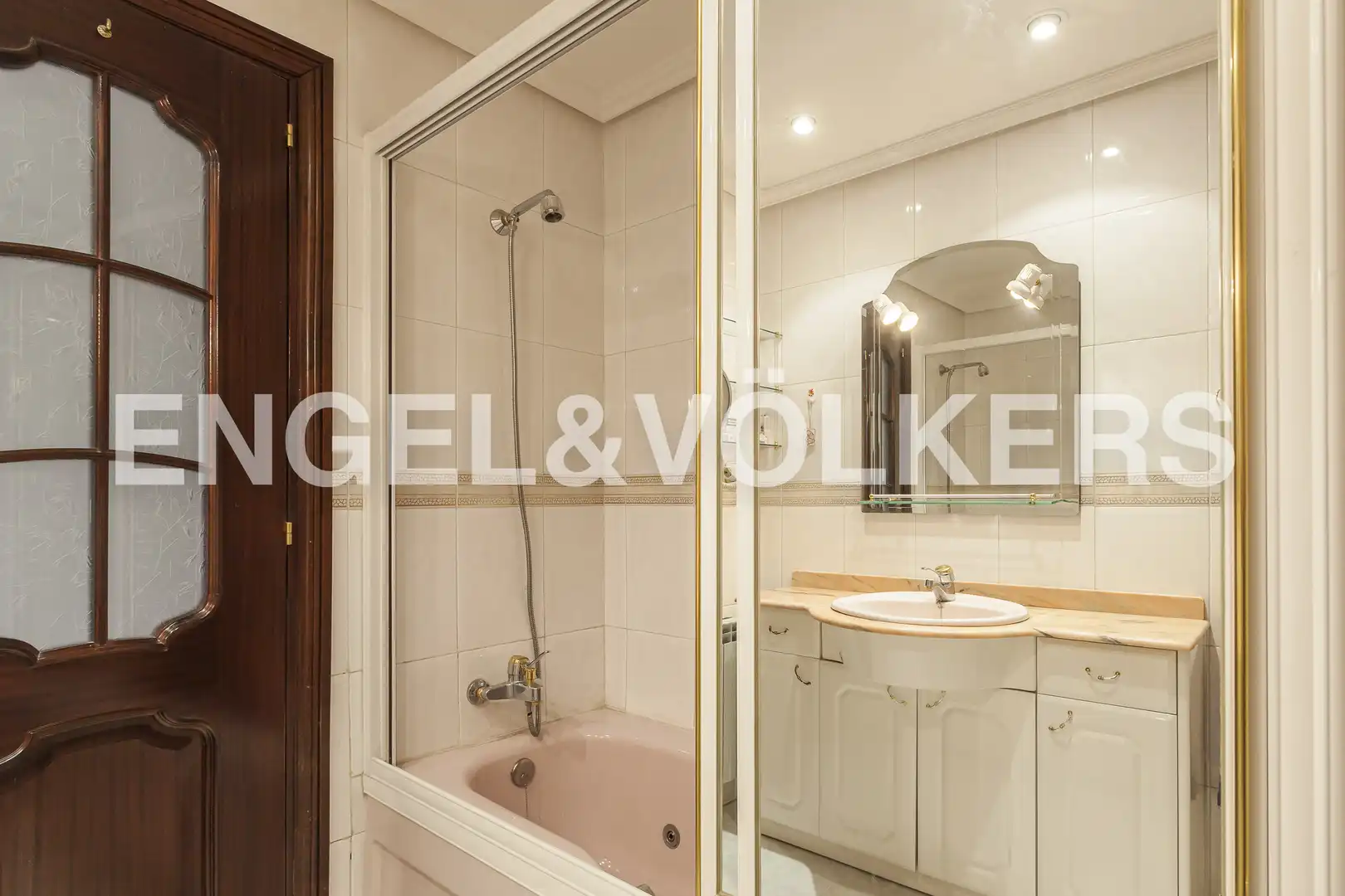 Bathroom of Detached homes for rent in Madrid  with Air Conditioner, Heating and Private garden