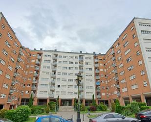 Vista exterior de Pis en venda en Oviedo  amb Calefacció, Jardí privat i Parquet