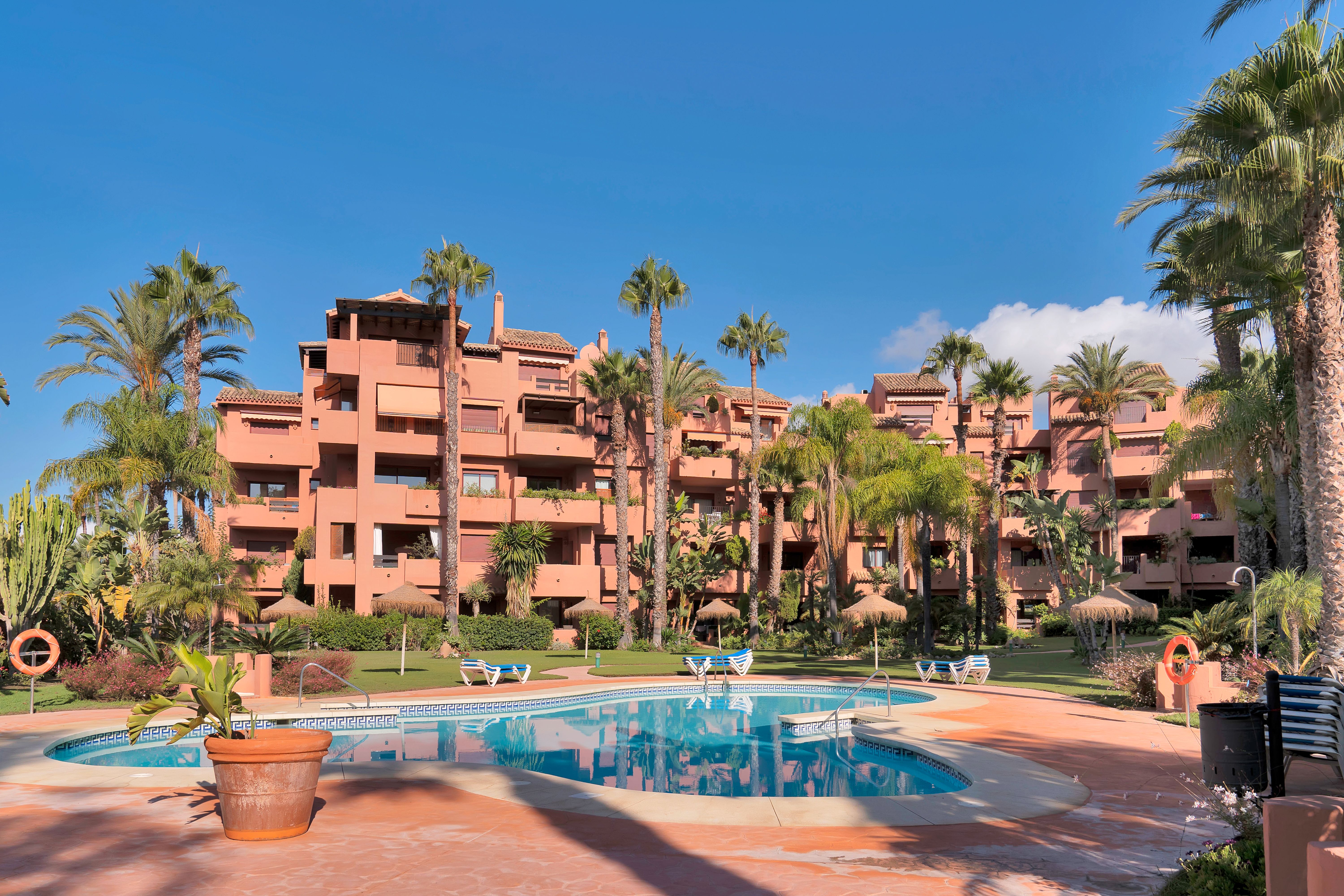 Vista exterior de Apartament de lloguer en Marbella amb Calefacció, Jardí privat i Terrassa