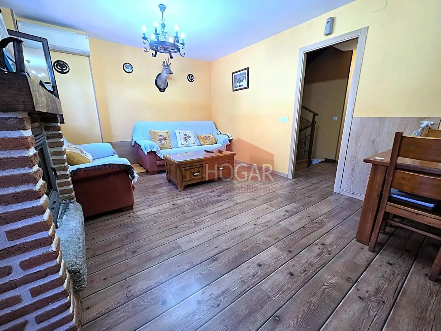 Sala d'estar de Casa adosada en venda en Navalmoral amb Aire condicionat, Calefacció i Moblat