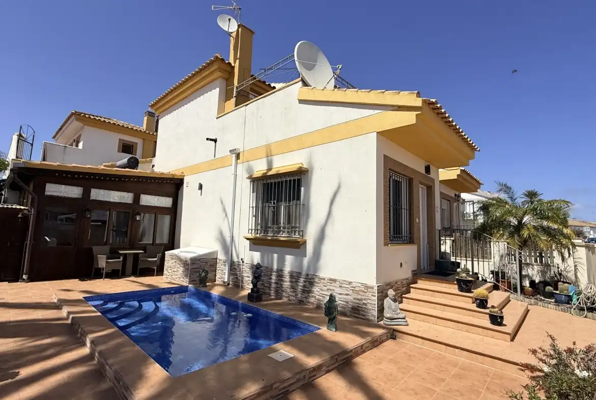 Vista exterior de Casa adosada en venda en Murcia amb Traster i Piscina