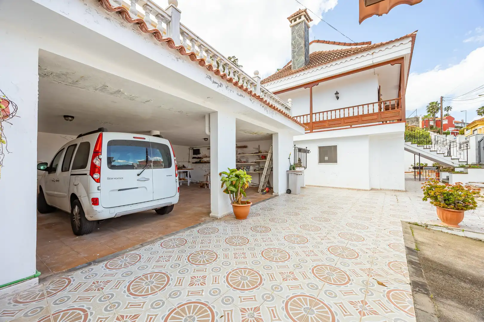 Vista exterior de Casa o xalet en venda en Las Palmas de Gran Canaria amb Aire condicionat, Jardí privat i Terrassa