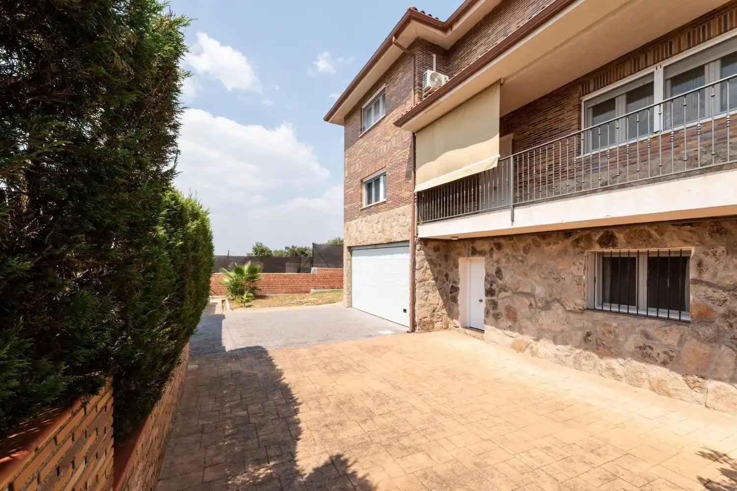 Vista exterior de Casa o xalet en venda en Batres amb Aire condicionat, Calefacció i Jardí privat