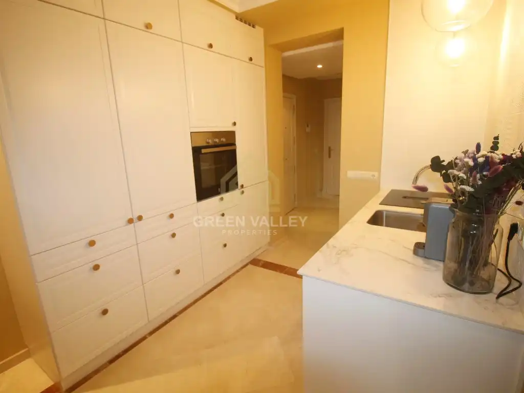 Küche von Wohnung zum Verkauf in Marbella mit Klimaanlage, Privatgarten und Terrasse