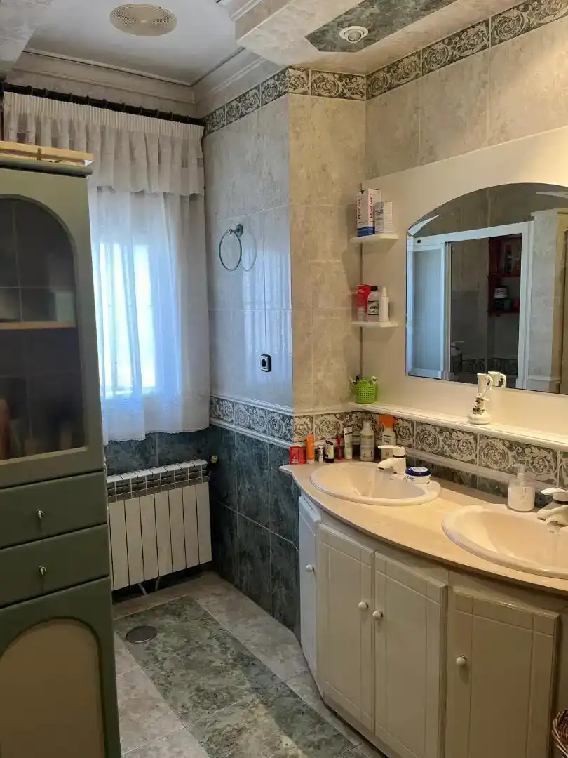 Bany de Casa o xalet en venda en Almedinilla amb Aire condicionat, Piscina i Balcó