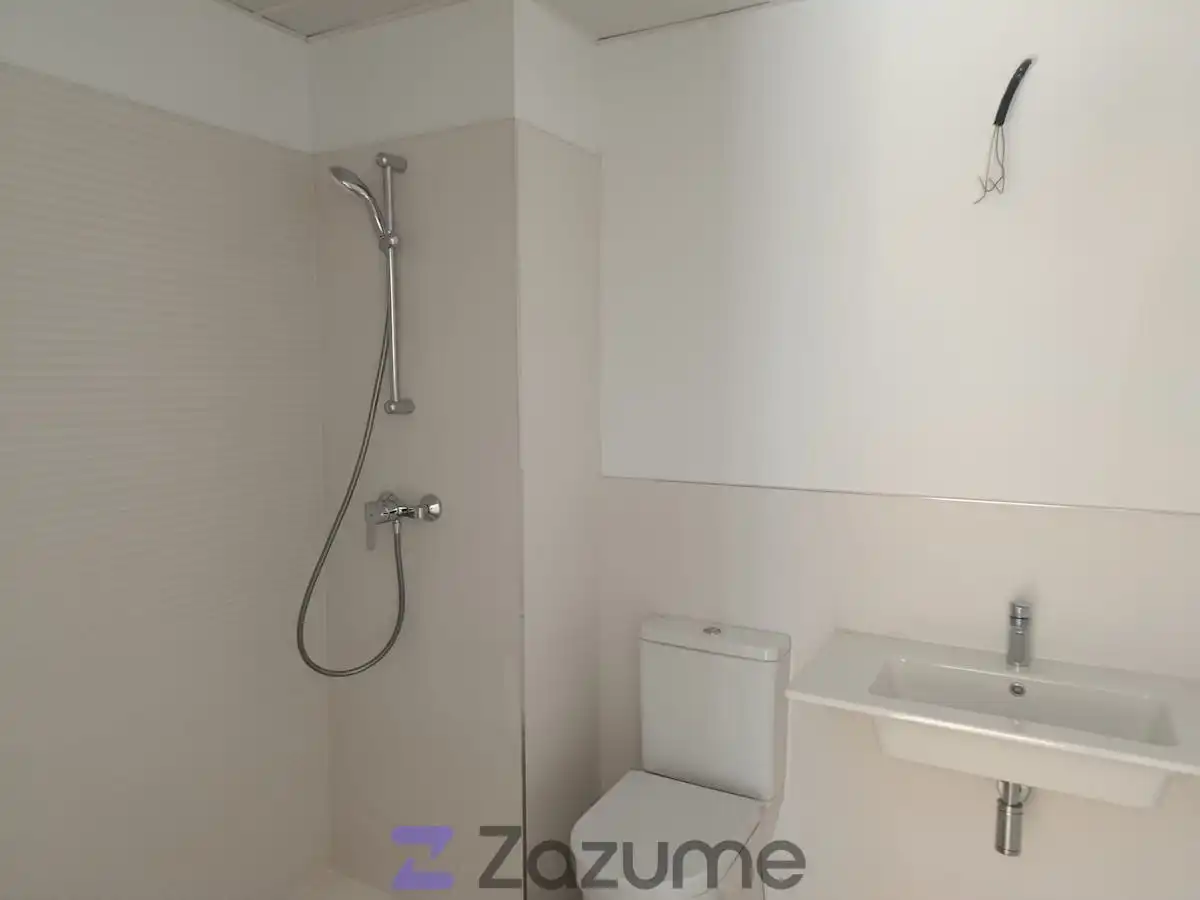 Badezimmer von Wohnung zur Miete in Dos Hermanas mit Klimaanlage, Heizung und Privatgarten