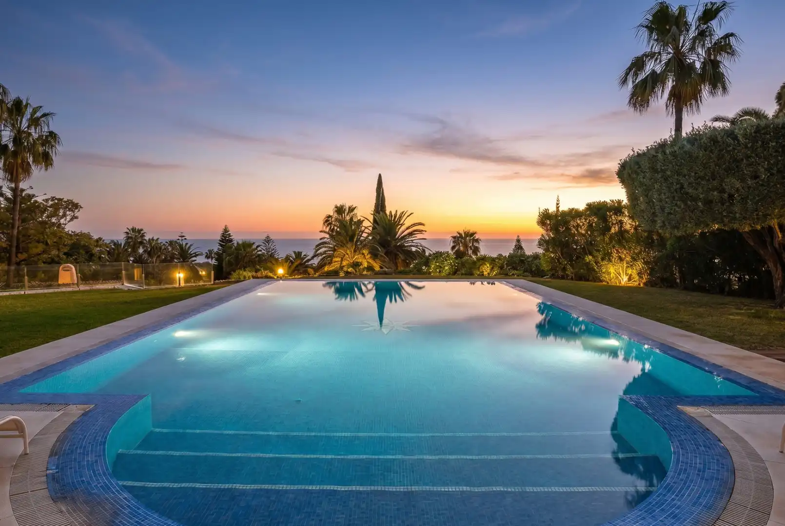 Schwimmbecken von Haus oder Chalet zum Verkauf in Marbella mit Klimaanlage, Privatgarten und Terrasse