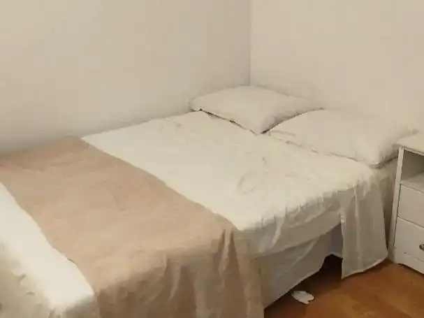 Dormitori de Pis per a compartir en La Pobla de Vallbona amb Parquet, Moblat i Balcó