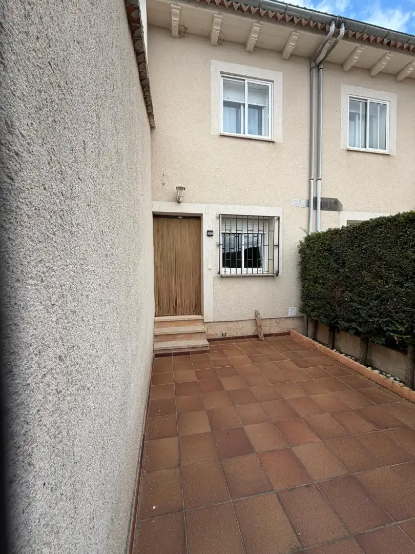 Casa adosada en venda en Urueñas amb Calefacció, Jardí privat i Terrassa