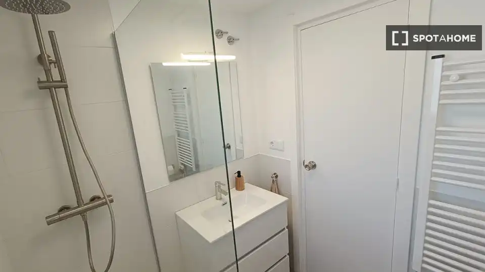 Baño de Piso de alquiler en Vilanova i la Geltrú con Aire acondicionado, Calefacción y Amueblado
