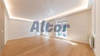 Sala d'estar de Pis en venda en  Madrid Capital amb Aire condicionat, Calefacció i Terrassa