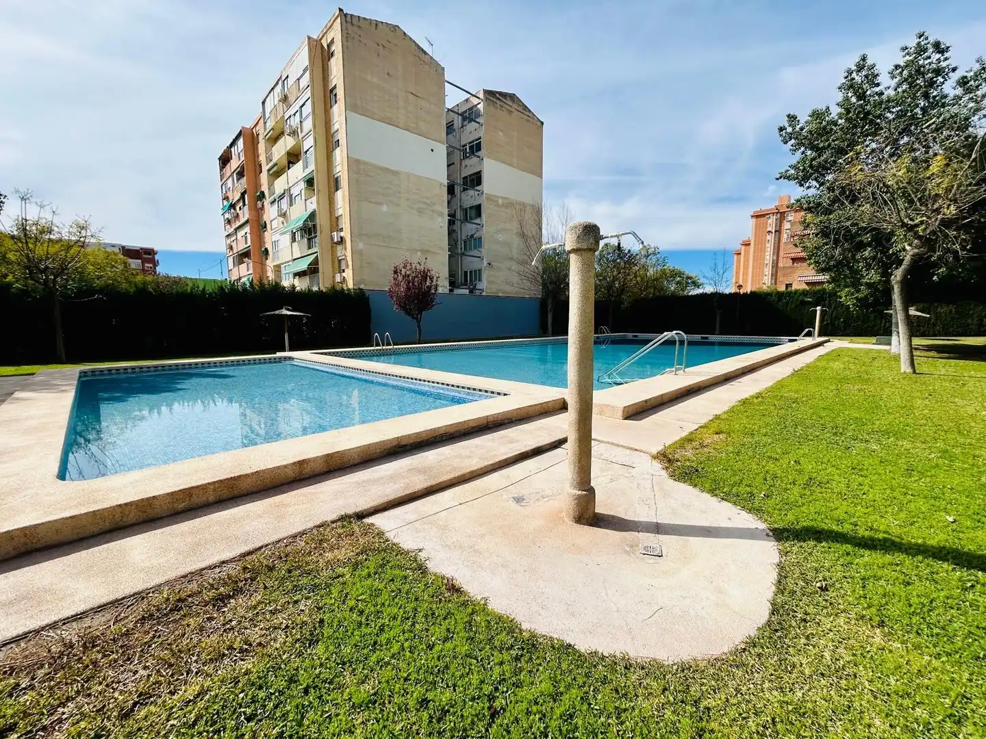 Piscina de Pis en venda en Alicante / Alacant amb Aire condicionat, Jardí privat i Moblat