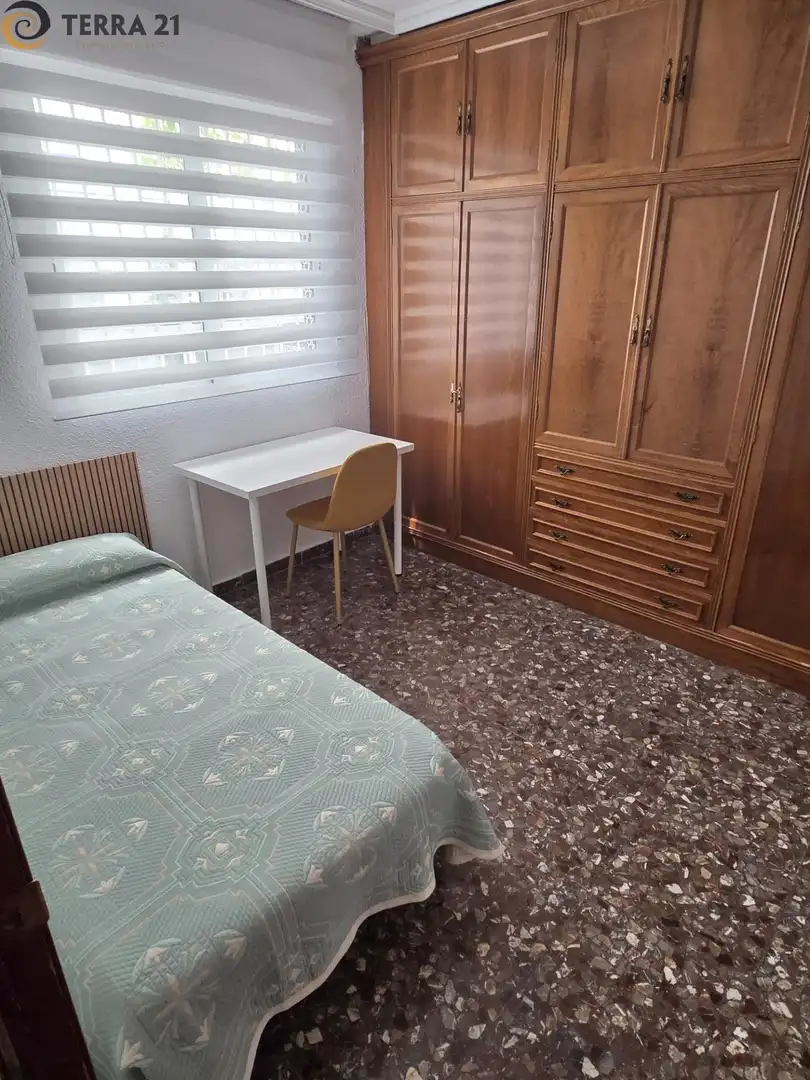 Dormitori de Pis de lloguer en Jaén amb Aire condicionat, Moblat i Balcó