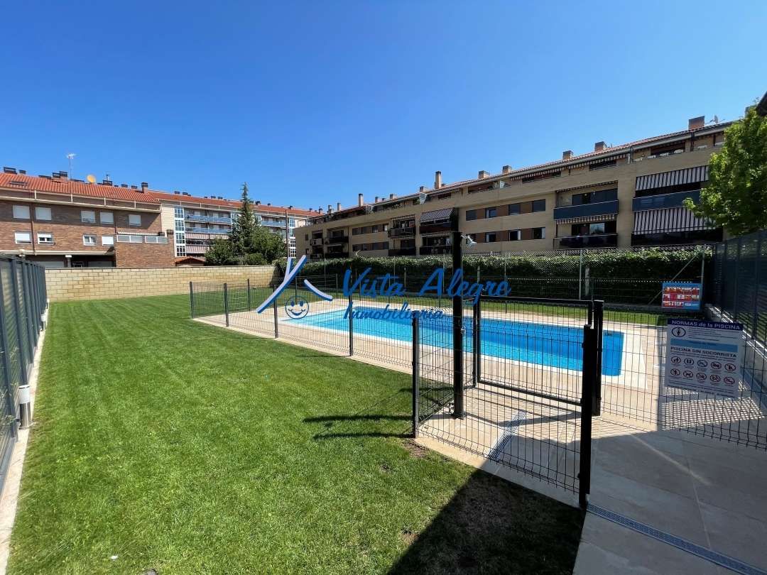 Piscina de Casa adosada en venda en Haro amb Calefacció, Jardí privat i Parquet