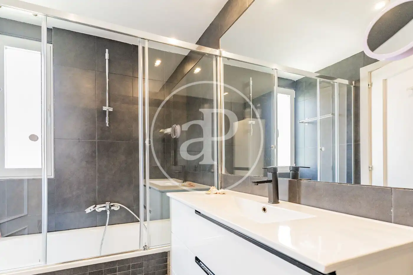 Badezimmer von Wohnung zum Verkauf in Pozuelo de Alarcón mit Klimaanlage, Heizung und Privatgarten