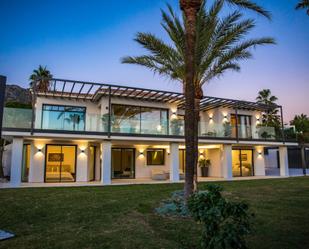 Vista exterior de Casa o xalet en venda en Marbella amb Aire condicionat, Jardí privat i Terrassa