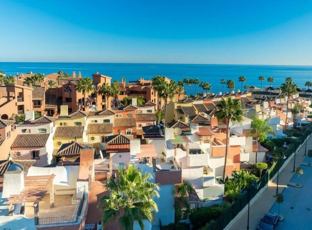 Vista exterior de Casa adosada de lloguer en Estepona amb Aire condicionat, Jardí privat i Terrassa