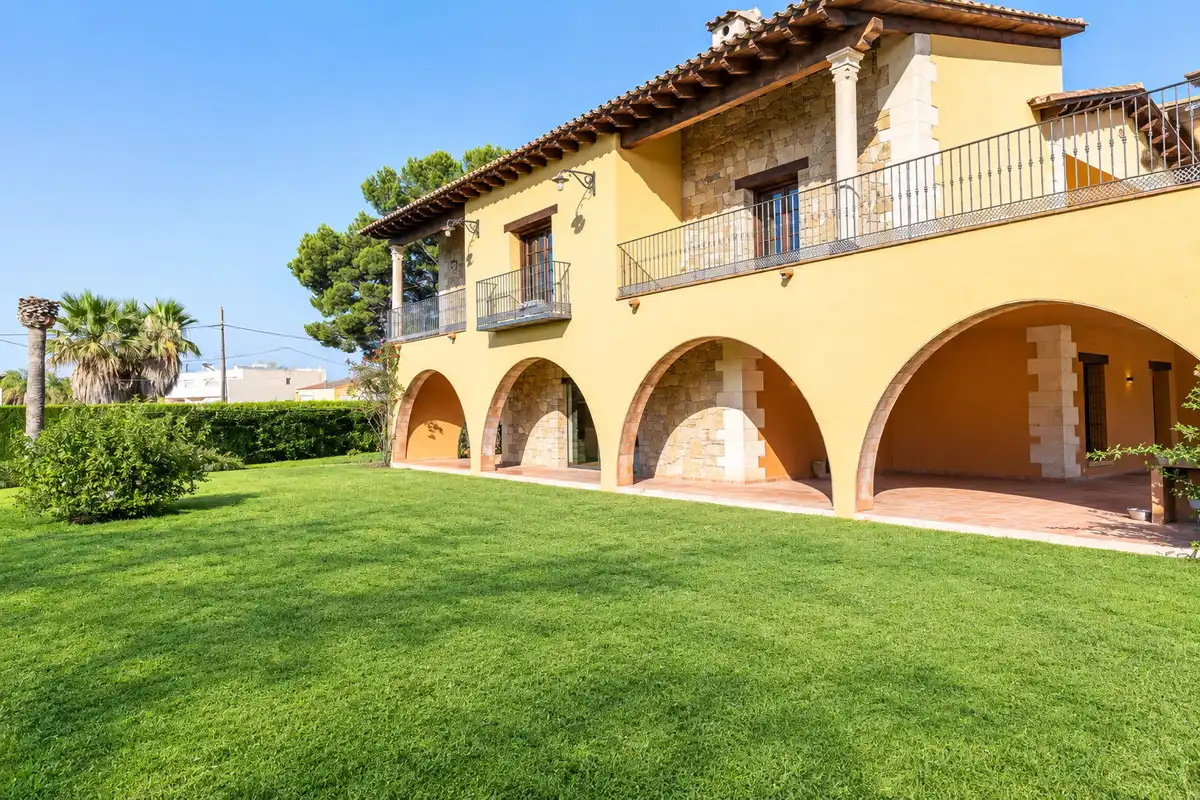 Casa amb terrassa en venda a Carrer Montnegre