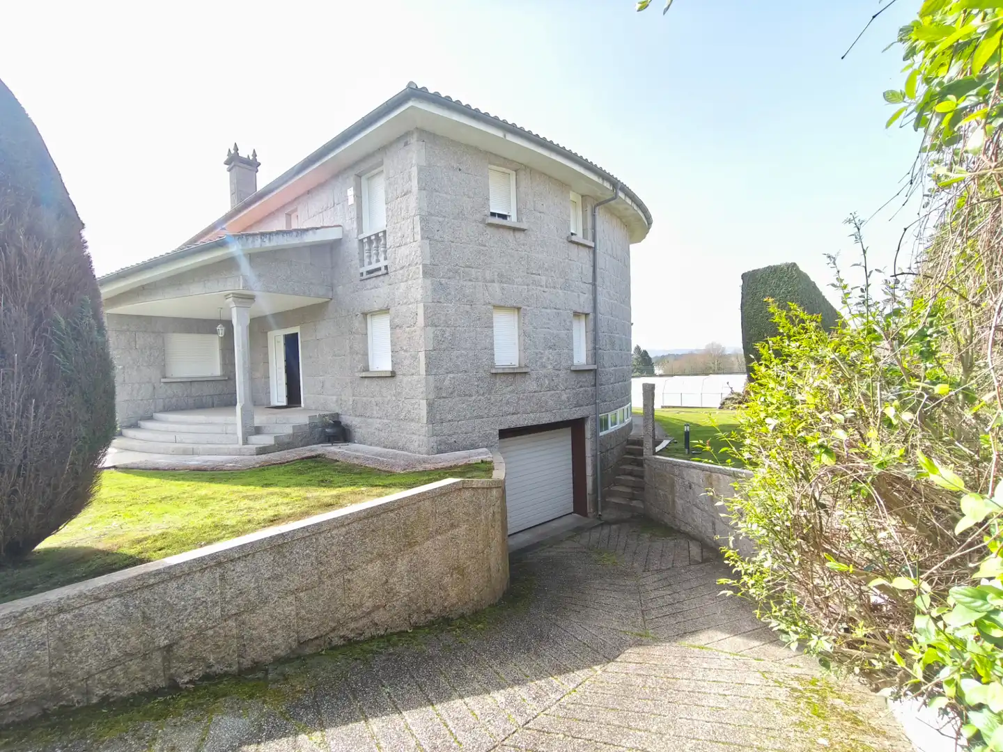 Vista exterior de Casa o xalet en venda en Santiago de Compostela  amb Calefacció, Jardí privat i Terrassa