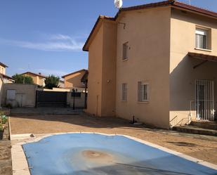 Exterior view of Single-family semi-detached for sale in Hontanares de Eresma  with Heating, Terrace and Swimming Pool