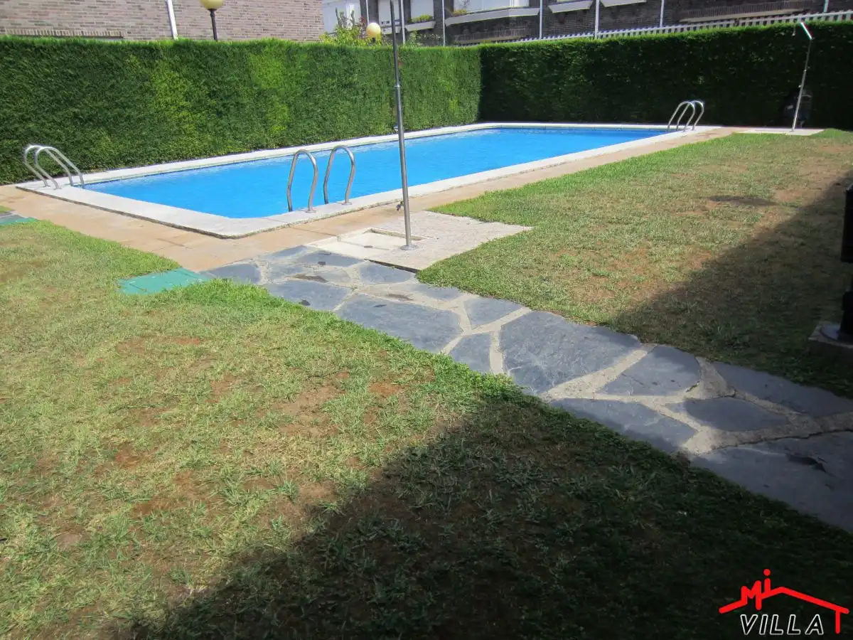 Piscina de Casa o chalet en venta en Laredo con Calefacción, Terraza y Amueblado