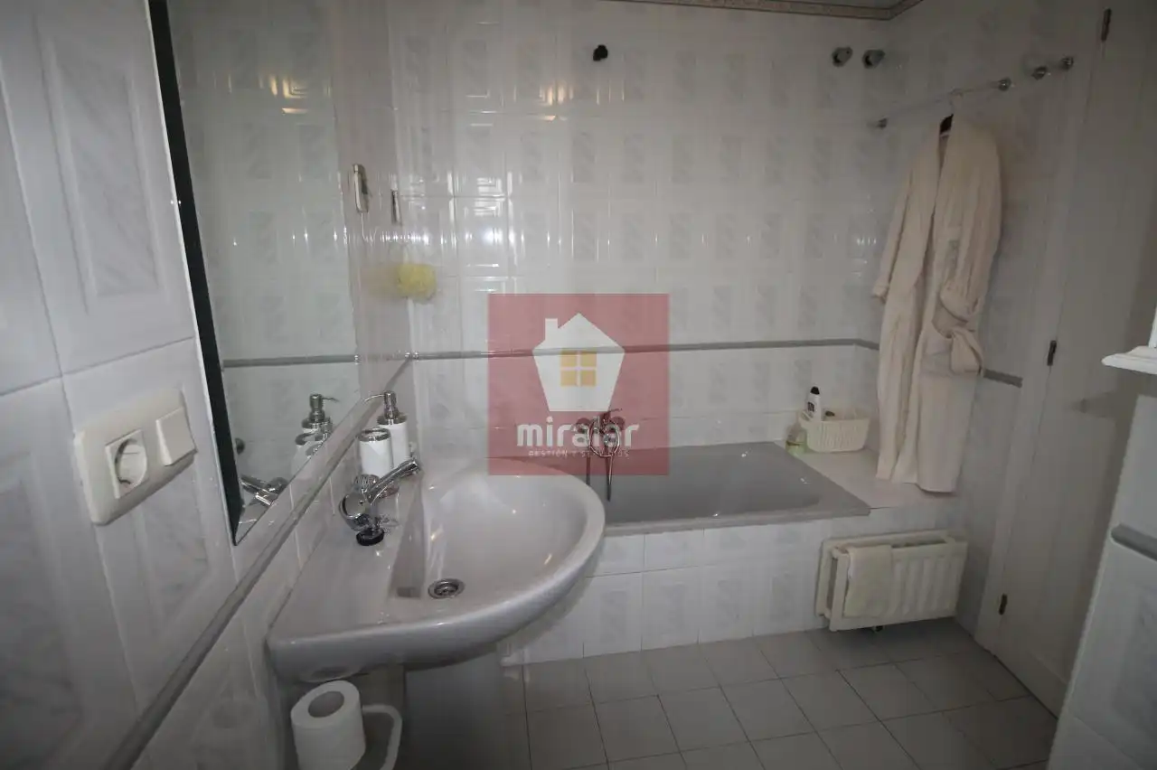 Bathroom of Flat for sale in Vigo   with Heating, Parquet flooring and Storage room
