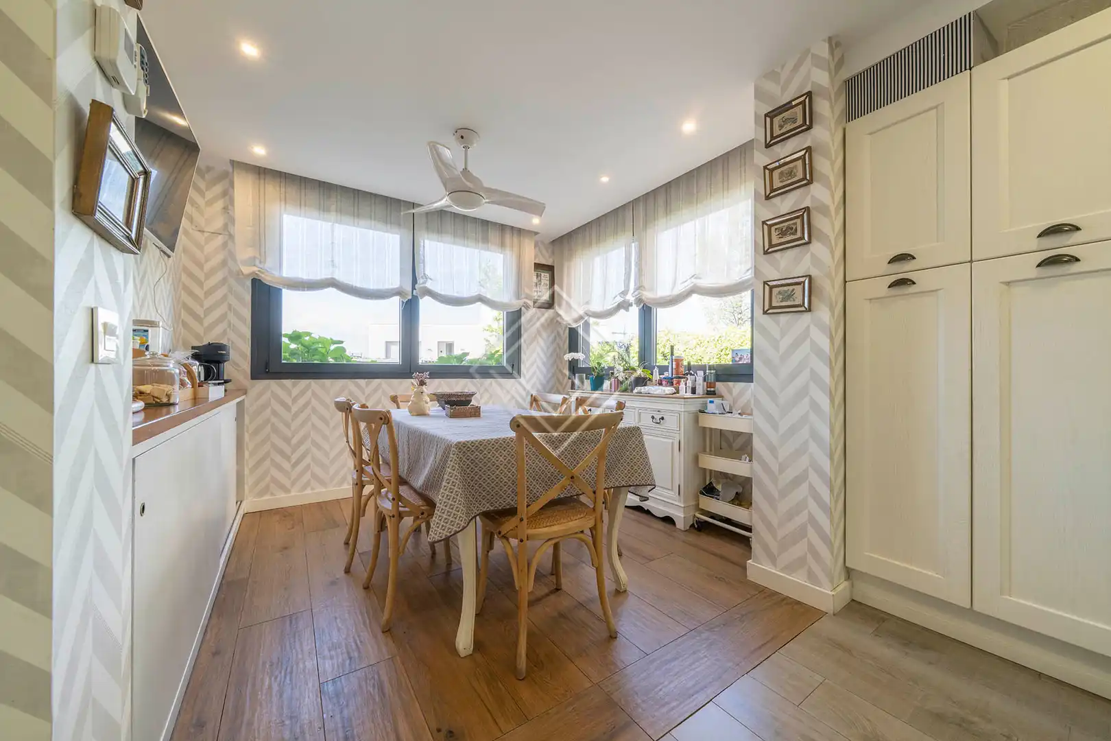 Esszimmer von Einfamilien-Reihenhaus zum Verkauf in Madrid mit Klimaanlage, Heizung und Privatgarten