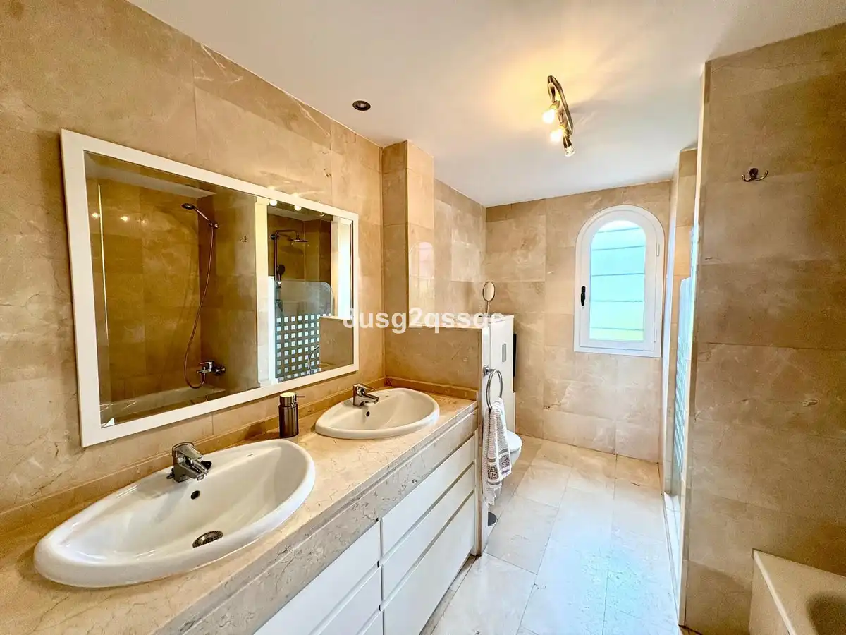 Bathroom of Flat for sale in Estepona  with Air Conditioner, Furnished and TV